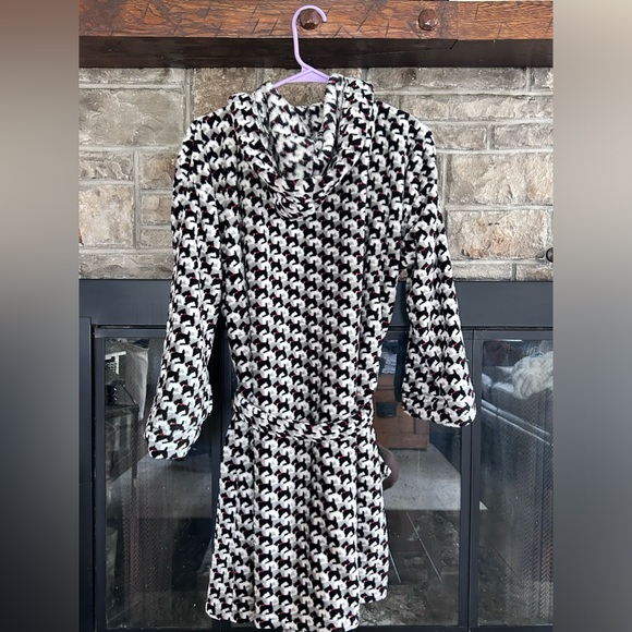 Vera Bradley Dog Patterned Robe // check bio for more shipping options - Picture 3 of 3